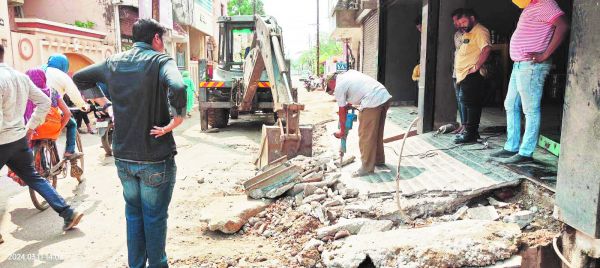 तुलसीपुर क्षेत्र में नालियों से अतिक्रमण हटाए