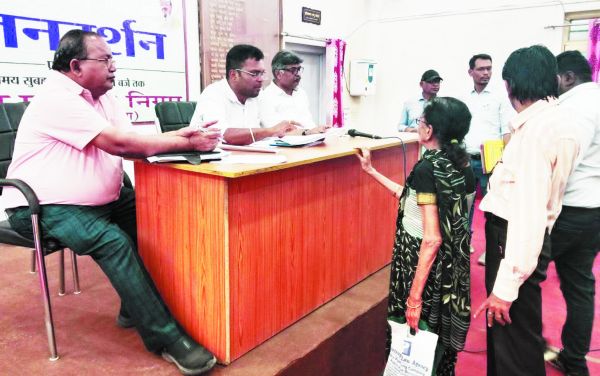 जनदर्शन में अफसरों ने सुनी समस्याएं