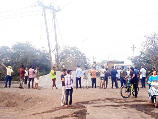 स्कूल के पास ट्रेलर पलटा, घंटों लगा जाम