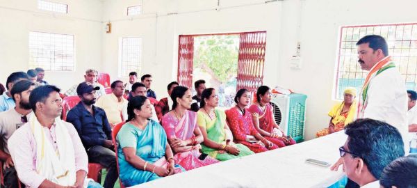 आम चुनाव के लिए कांग्रेस ने कसी कमर, विधायक बैठकों में भर रहे जोश
