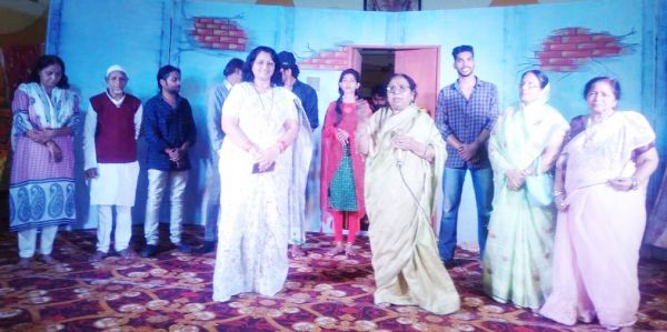 महिलाओं ने फूलों की होली खेलकर मनाया फागुन महोत्सव