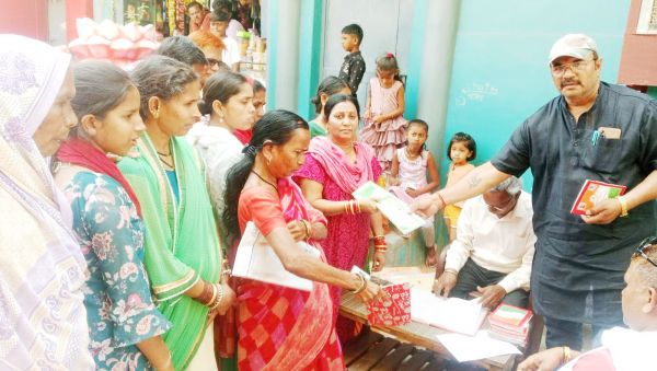 पार्षद राजेश ने किया  वार्ड में राशन कार्ड  का वितरण