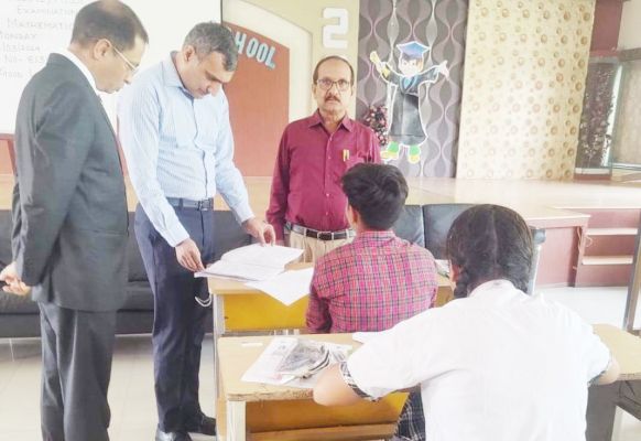 कलेक्टर ने बोर्ड की चल रही परीक्षा केंद्रों का किया निरीक्षण