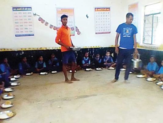 शिक्षक ने न्योता भोज कराया