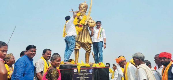 आदिवासी योद्धा वीर बाबूराव सडमेक जयंती पर 12 फीट की प्रतिमा का अनावरण