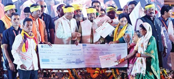 सामाजिक सुरक्षा बीमा योजना, 5 हितग्राहियों को राशि का चेक