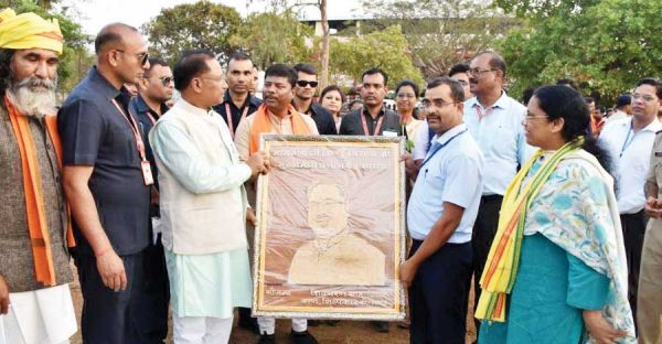 सीएम को भेंट की पोट्रेट