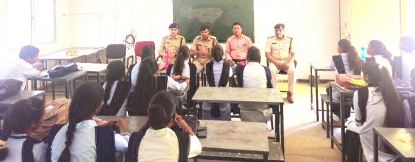 जोबी कॉलेज के छात्रों को पुलिस ने किया साइबर अपराधों से जागरूक