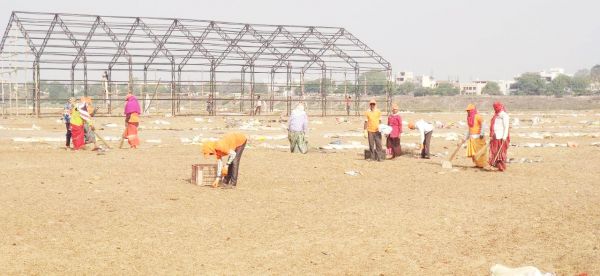 कुंभ मेला स्थल में 2 कंपनियों के 43 सदस्य लगातार कर रहे सफाई