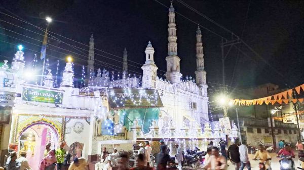 मस्जिदों में रौशनी, बढ़ी रौनक