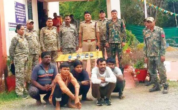 साप्ताहिक बाजारों-मेलों में मोबाइल चोरी कर दिल्ली चोर बाजार में बेचते थे