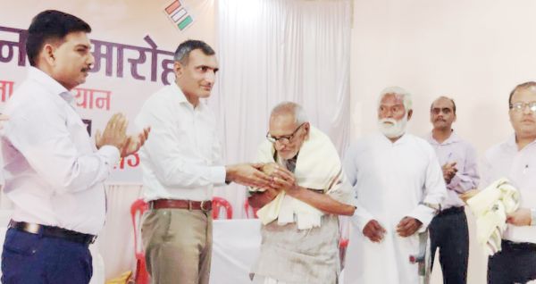 दिव्यांग-बुजुर्ग मतदाताओं से डमी ईवीएम में कराया मतदान