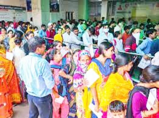 डॉक्टर अंदर ही रहते हैं मरीज भले बाहर चिल्लाते रहें ...