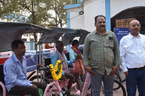 दिव्यांगों को मोटर चलित ट्राई सायकल