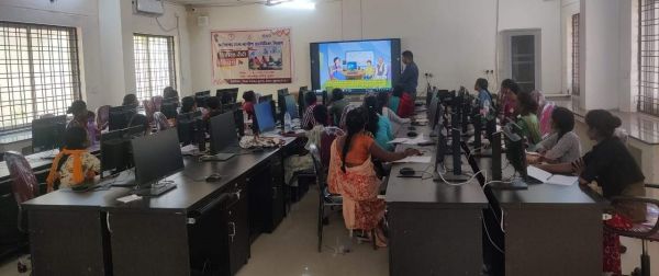 दीदियों को डिजिटल क्षमताओं से जागरूक करने प्रशिक्षण
