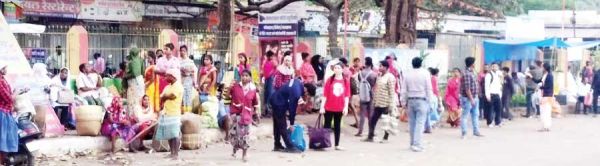 यात्री प्रतीक्षालय-शौचालय नहीं, खुले आसमान के नीचे बसों का इंतजार