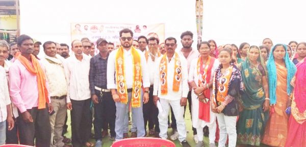 फर्जीवाड़ा कर राशि गबन का आरोप, सरपंच व पंचायत सचिव पर कार्रवाई की मांग, शिवसेना का धरना-प्रदर्शन