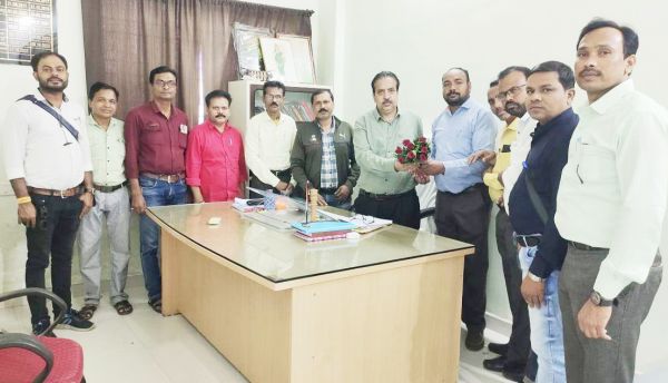 डीईओ से मिले टीचर्स एसो. के प्रतिनिधि