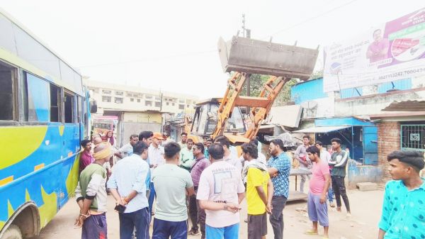पुराना बस स्टैंड में बेजा कब्जाधारियों पर चला बुलडोजर