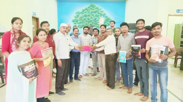 पढ़बो धमतरी के तहत प्राप्त किताबों को रखी  गई लाईब्रेरी में