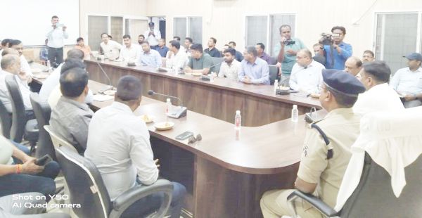 सडक़ दुर्घटनाओं में कमी लाने उद्योग प्रबंधकों की एसपी ने ली बैठक 