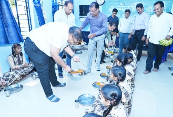 न्योता भोजन में शामिल हुए कलेक्टर व स्कूली बच्चे