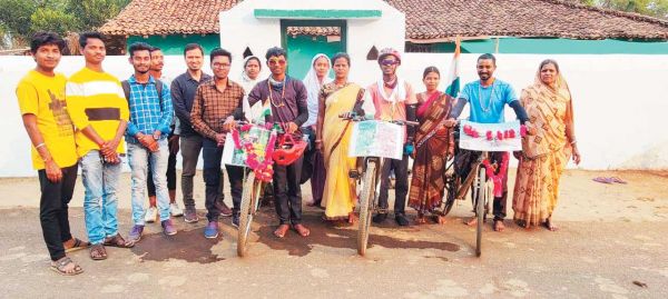 ऑल इंडिया साइकिल राइडर योगेश मरकाम पहुँचे बोराई