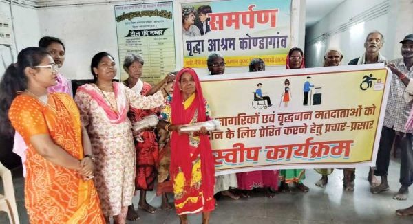 वृद्धाश्रम में मतदान के लिए किया जागरूक, शाल-श्रीफल देकर किया सम्मानित