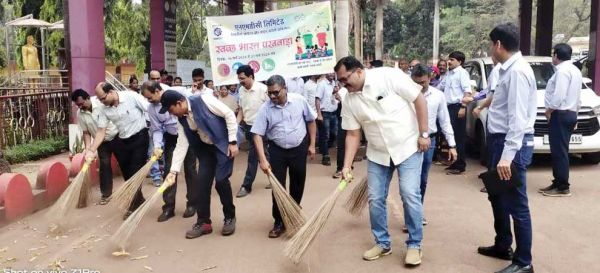 स्वच्छता पखवाड़ा शुरू कार्यालय परिसर में झाडू लगाकर की सफाई