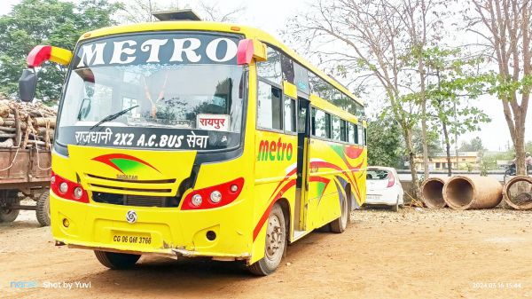 बेकाबू यात्री बस डिवाइडर से टकराई, बड़ा हादसा टला