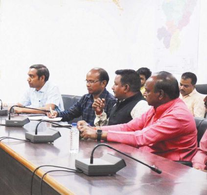 जिला निर्वाचन अधिकारी ने ली राजनीतिक दलों की बैठक