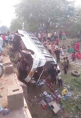 शिवनाथ नदी में गिरी बस, 28 घायल