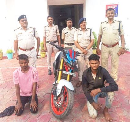 चोरी की बाइक संग 2 गिरफ्तार  