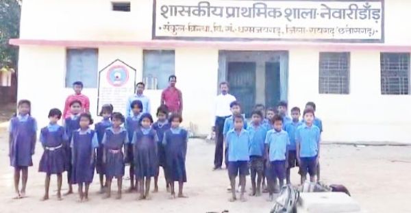 पंच पति की दबंगई, सरकारी स्कूल की जमीन व हैंडपंप पर कब्जा