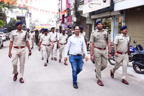 लोस चुनाव और त्यौहारों को शांतिपूर्ण मनाने कलेक्टर-एसपी ने निकाली फ्लैग मार्च