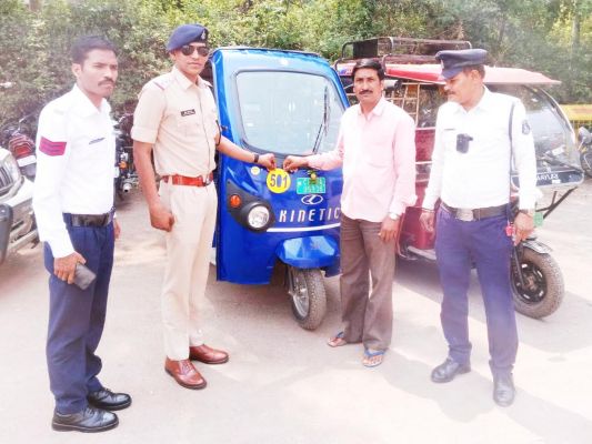 50 ई-रिक्शा को यूनिक नंबर जारी
