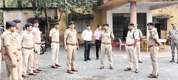 पुलिस का सशस्त्र बलों संग फ्लैग मार्च