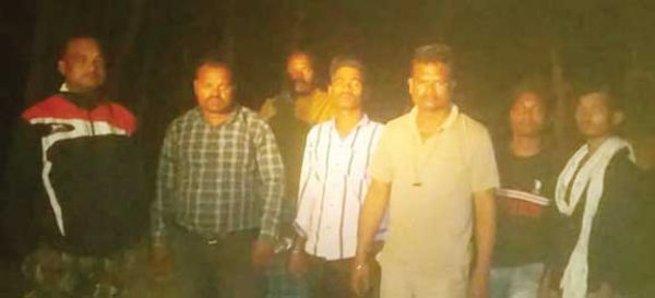 दो हाथियों के पीछे पूरी रात भागते रहे वन कर्मी और ग्रामीण