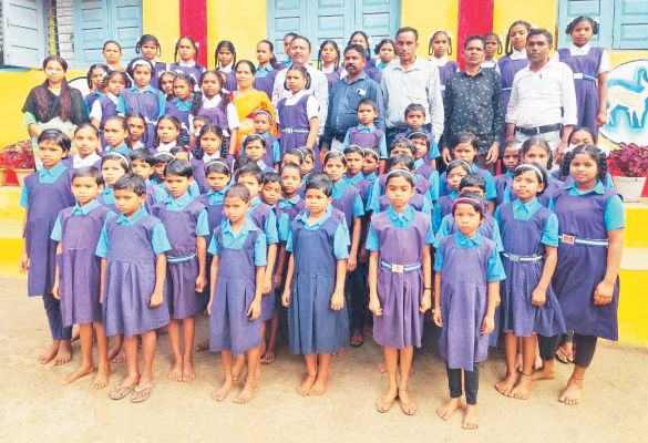 स्कूल में संकुल स्तरीय नेवता भोज