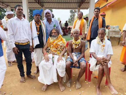 देव मेला में पुजारी के रूप में शामिल हुए भाजपा प्रत्याशी नाग