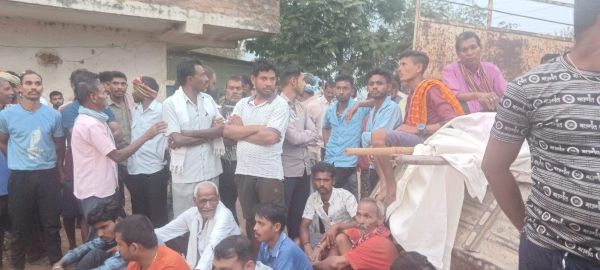 10 लाख का मुआवजे का आश्वासन के बाद मजदूर का दाह संस्कार