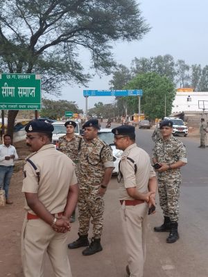 एसपी ने अपनी टीम के साथ किया अंतरराज्यीय चेक पोस्ट का निरीक्षण 