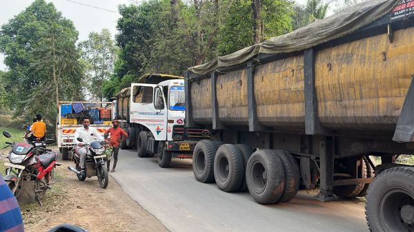 ग्रामीण सडक़ों पर चला रहे हैवी गाडिय़ां