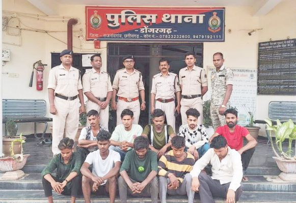हुड़दंगियों की पुलिस ने ली क्लास