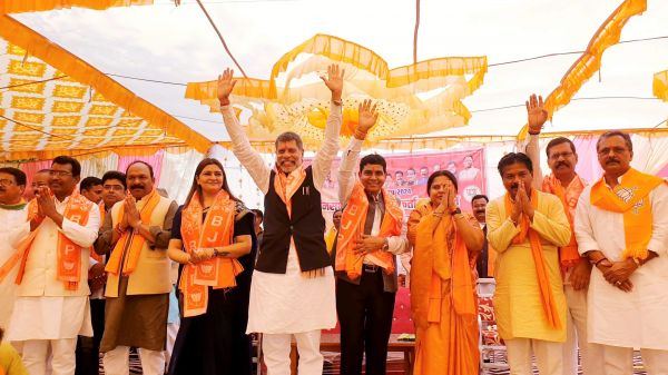 प्रदेशाध्यक्ष की मौजूदगी में 15 सौ कांग्रेसियों ने थामा भाजपा का हाथ