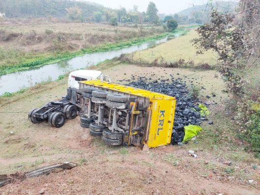 ब्रेक फेल, कोयला लोड ट्रेलर खाई में, बाल-बाल बचा चालक