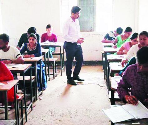 कई विद्यालयों में शिक्षक से  कम छात्र, कई में अधिक