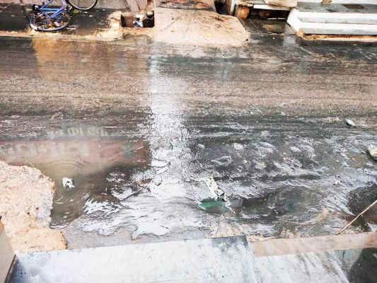 ओले के साथ जमकर बारिश, नवापारा की सडक़ों में बहने लगा नालियों का गंदा पानी