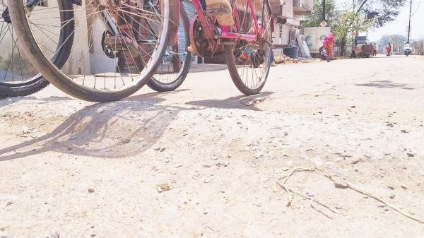 आधा किमी की दूरी के बीच आधा दर्जन ब्रेकर