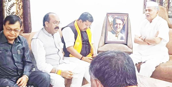सांत्वना प्रकट करने पारख के घर पहुंचे नेता